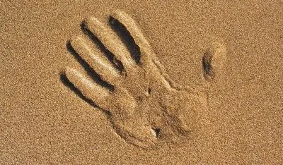 Дворічну дитину на смерть засипало піском на Донеччині