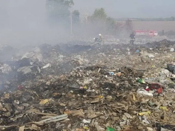 Пожежу на сміттєзвалищі під Києвом не могли погасити майже півтори доби