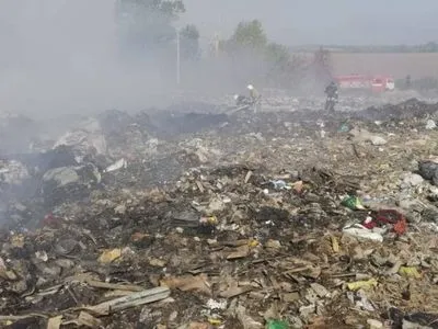 Пожежу на сміттєзвалищі неподалік від Києва ще не загасили