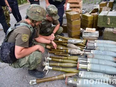 В Донецкой области три добровольческих подразделения передали вооружение полиции