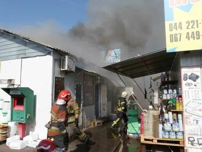 В Киеве произошел пожар на рынке "Юность"