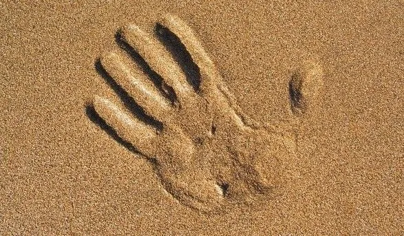 Полиция расследует гибель двухлетнего ребенка под песчаным обвалом