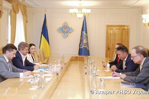Данилюк обсудил безопасность на Донбассе с бывшими секретарем НАТО и послом США