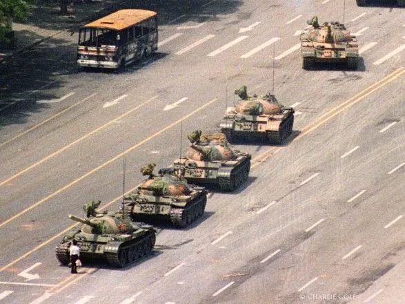 Умер автор самого известного фото протестов на площади Тяньаньмэнь в 1989 году