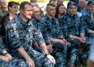 Слідчі ДБР допитують звільнених з РФ українських моряків у справі Порошенка