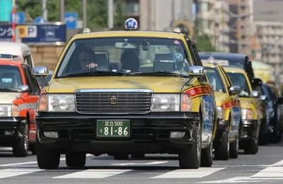 В Японии такси въехало в толпу пешеходов