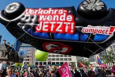 Во Франкфурте тысячи человек протестовали против Международного автосалона