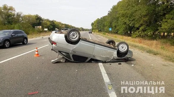 Автомобиль вылетел на обочину и перевернулась в Харьковской области, есть пострадавший
