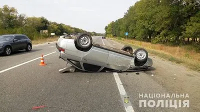 Автівка вилетіла на узбіччя і перекинулася на Харківщині, є постраждалий