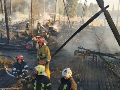 На острове в Киеве произошел масштабный пожар в клубе