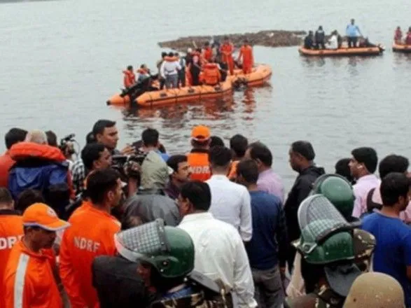 В результаті перекидання човна з туристами в Індії загинули 12 осіб