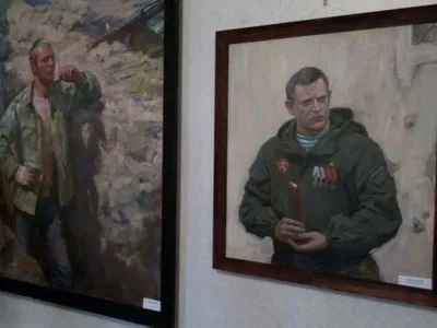 В окупованому Севастополі влаштували виставку картин із портретами вбитих бойовиків “ДНР” і “ЛНР”