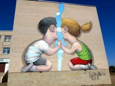 Французский художник нарисовал мурал на стенах школы в прифронтовой Попасной