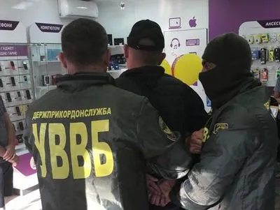 На Буковине двух пограничников поймали на взятках за контрабанду сигарет