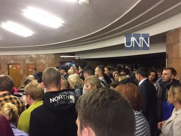 Колапс у столичному метро: на "Майдані Незалежності" утворились величезні черги