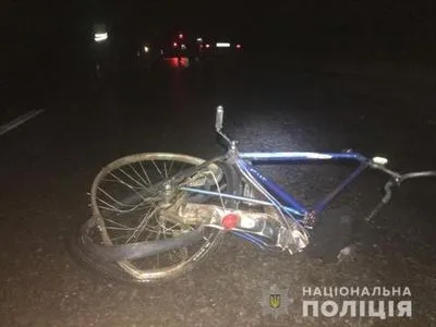 На Прикарпатті легковий автомобіль насмерть збив велосипедиста