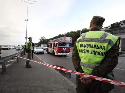 Правоохоронці затримали мінера мосту Метро у Києві - очевидці