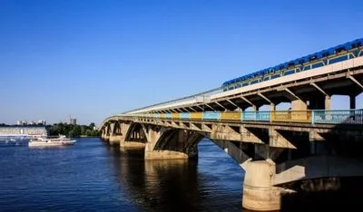 Через загрозу вибуху на столичному мосту перекритий хід на річці Дніпро
