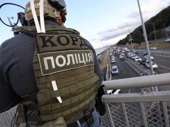 Неизвестный в Киеве на мосту Метро устроил стрельбу