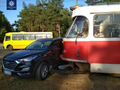 В Киеве трамвай протаранил легковушку
