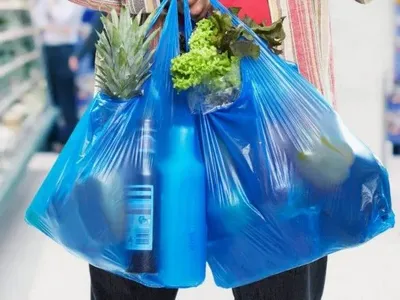 В українських магазинах планують прибрати пластикові пакети