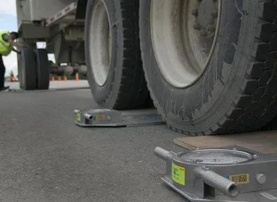 Укравтодор тестово запустив два майданчики зважування вантажівок у русі