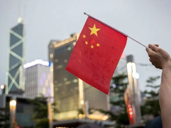 У Гонконгу затримали 13-річну дівчинку у справі про спалення прапора