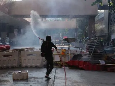 В Гонконге начались массовые беспорядки и баррикадни столкновения с полицией