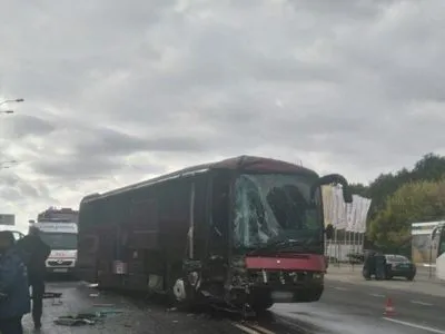ДТП на світлофорі: на Харківщині не розминулися рейсовий автобус і вантажівка