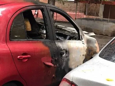 Невідомий підпалив автомобілі у дворі у Харкові