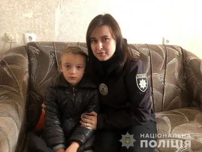 В Киеве ночью посреди улицы нашли малолетнюю девочку