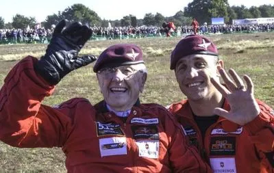 В Нидерландах 97-летний ветеран Второй мировой войны прыгнул с парашютом