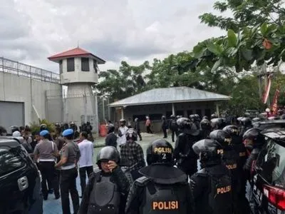 Беспорядки в Индонезии: погибли 20 человек, десятки ранены