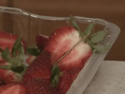 Поліція Австралії знову зафіксувала голки всередині ягід полуниці