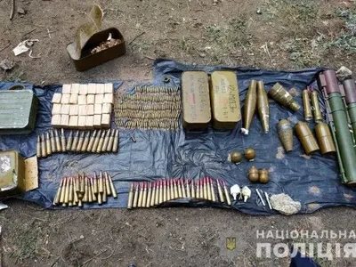 На Луганщині правоохоронці вилучили схрон з боєприпасами