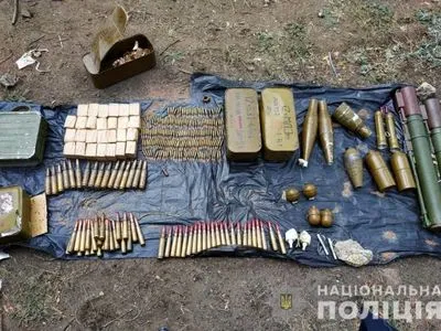 В Луганской области правоохранители изъяли тайник с боеприпасами