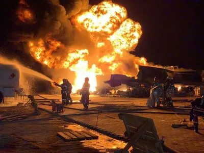 Из-за масштабного пожара бензовозов в Киеве открыли производство