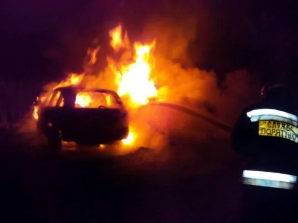 У Дніпрі вночі згоріли два автомобілі
