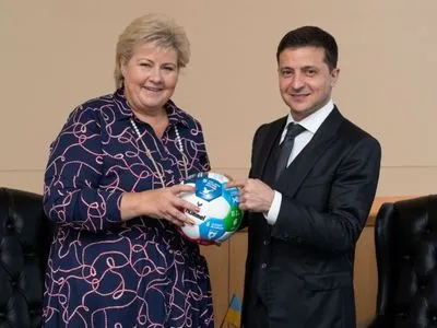 Прем’єр Норвегії подарувала Зеленському футбольний м’яч