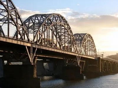 Зранку майже всі мости Києва паралізували затори