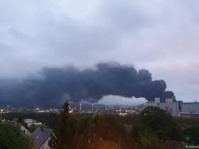 Через пожежу на хімзаводі у Франції зупинили роботу громадського транспорту
