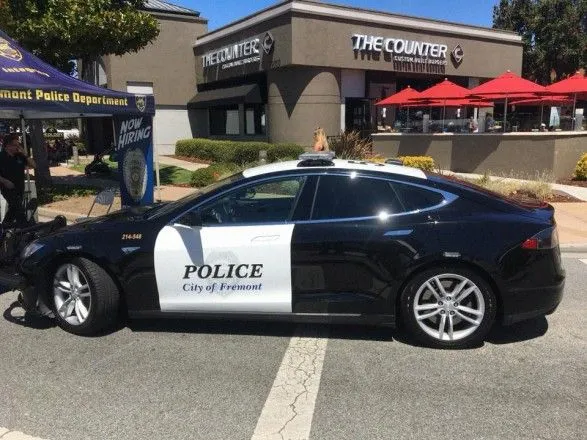 Полиция Калифорнии остановила преследование, чтобы зарядить Tesla правоохранителей