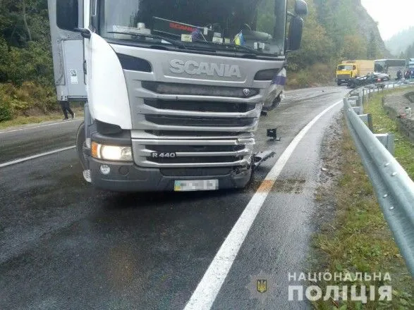 На трасі "Київ – Чоп" у ДТП загинув водій легковика, який зіткнувся з тягачем