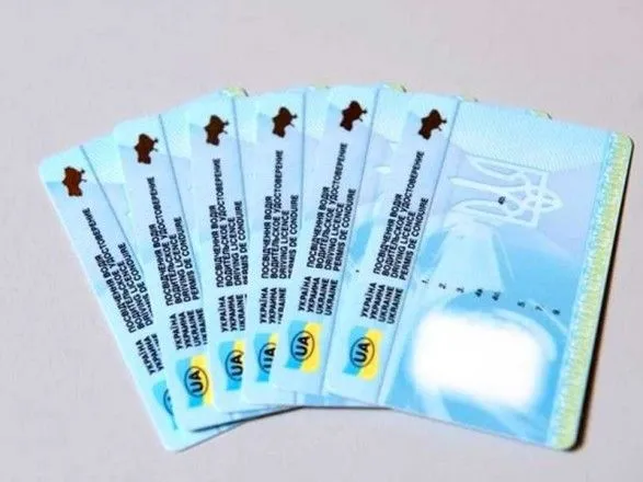Українці зможуть використовувати електронні водійські права