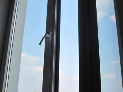 У Запоріжжі півторарічна дитина випала з вікна багатоповерхівки