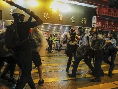 Протесты в Гонконге: демонстранты бросали "коктейли Молотова", полицейские ответили водометами