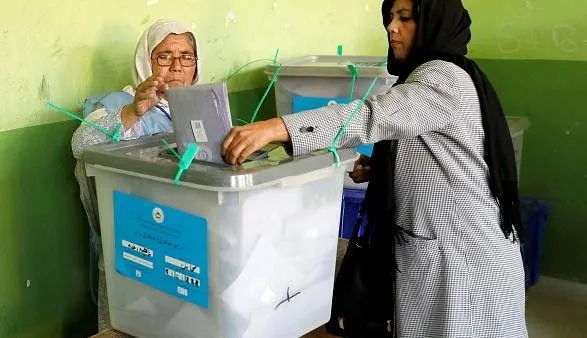 На президентських виборах в Афганістані втрачено зв'язок з понад 800 дільницями