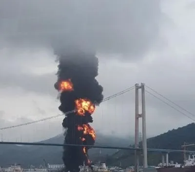 У порту Південної Кореї вибухнуло вантажне судно
