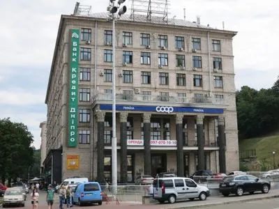Возле столичного Майдана Независимости мужчина угрожает прыгнуть с крыши многоэтажки
