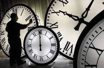 Зеленского призвали отменить перевод часов и ввести "местное время"